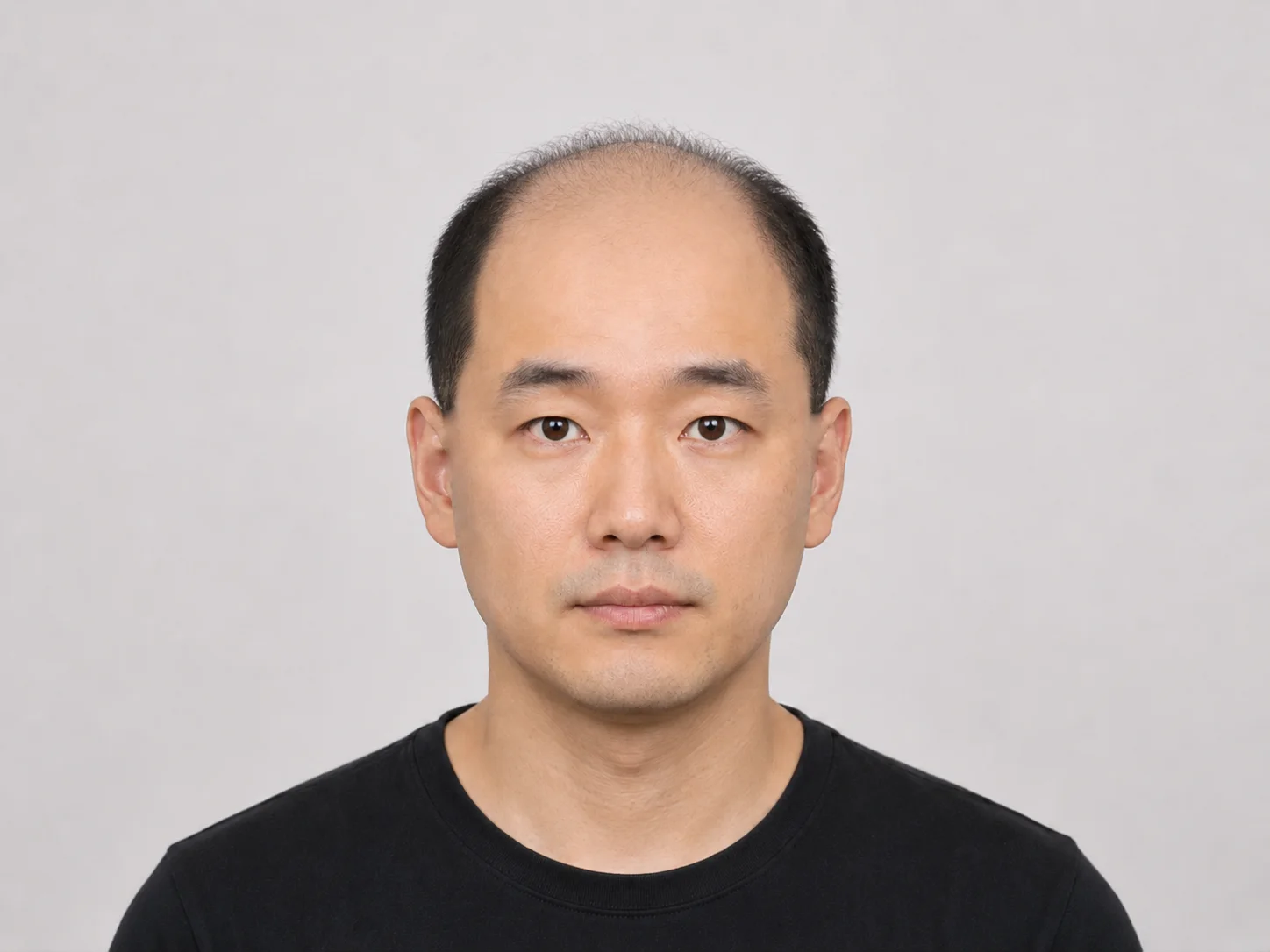 가발 스타일을 착용한 남성 모델